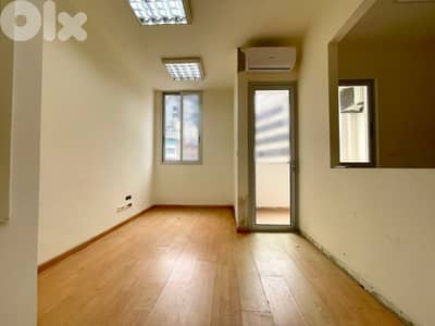 RAO26-4833 Office 100m2 for rent in Gemmayzeh, $ 800 cash