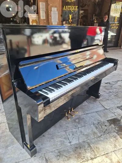 piano beautiful sound brand Yamaha 3 pedal like new
