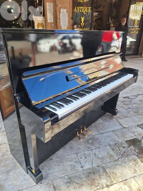 piano beautiful sound brand Yamaha 3 pedal like new 0
