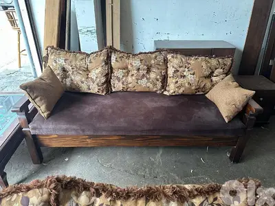 كنبايات عدد اتنين بفتحوا صندوق خشب زان
