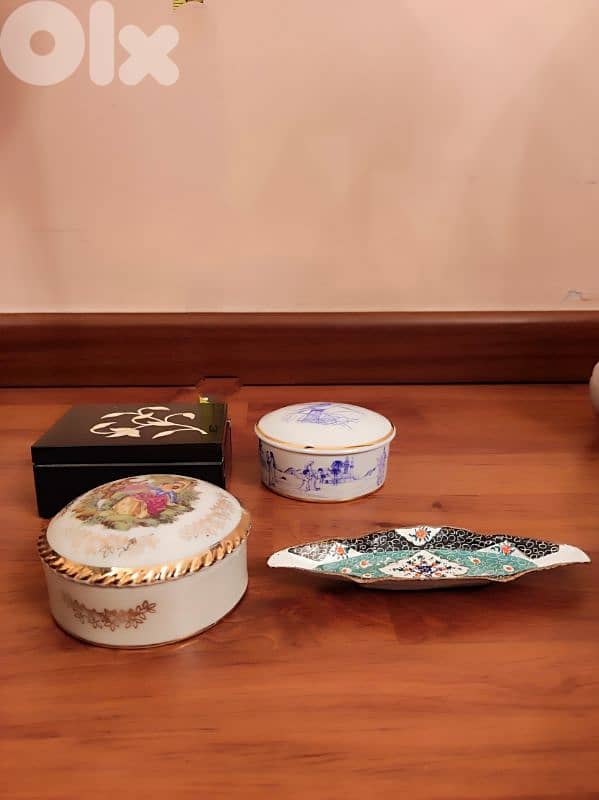 Various decorative items. 0