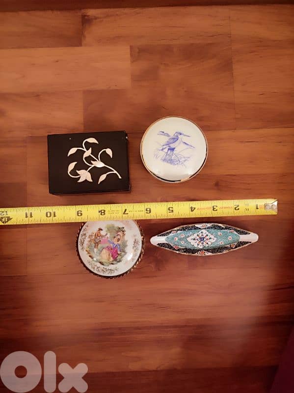 Various decorative items. 1