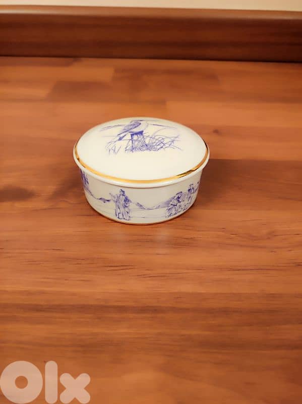 Various decorative items. 2