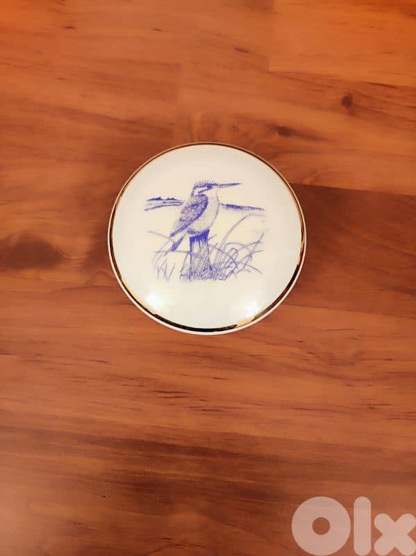 Various decorative items. 4