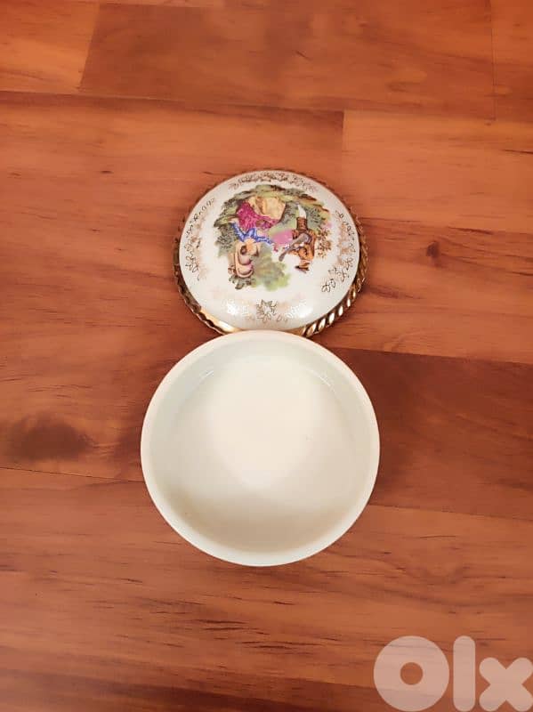 Various decorative items. 6