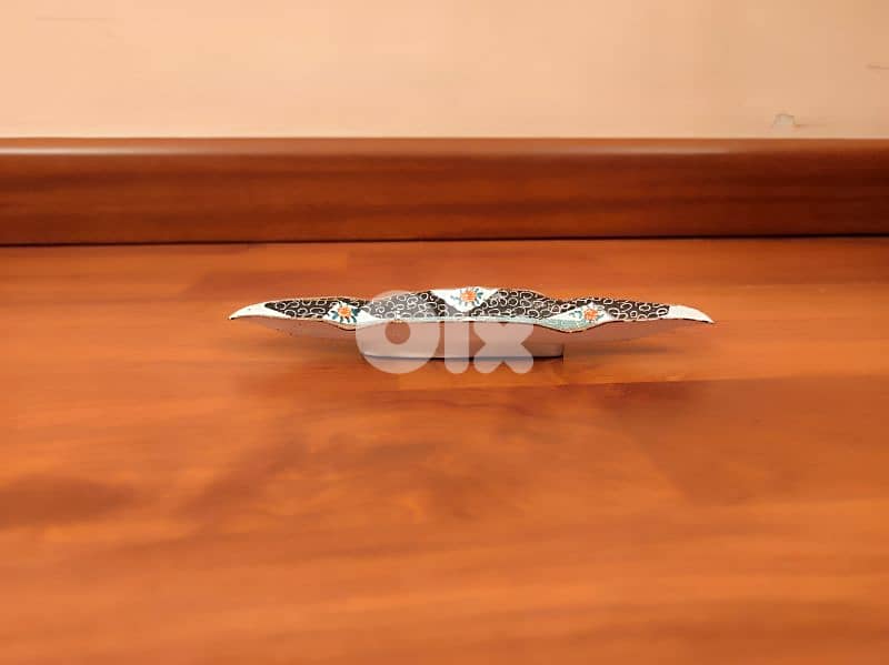Various decorative items. 8