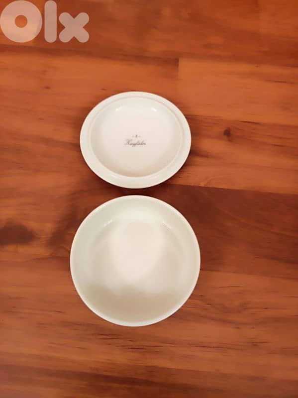 Various decorative items. 3