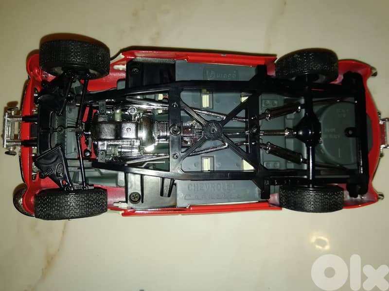 Chevrolet corvette 1957 diecast scale 1/18  by Burago made in Italy 3