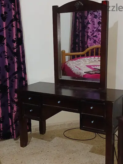 كومود خشب زين ثقيل مستعمل بحالة جيدة