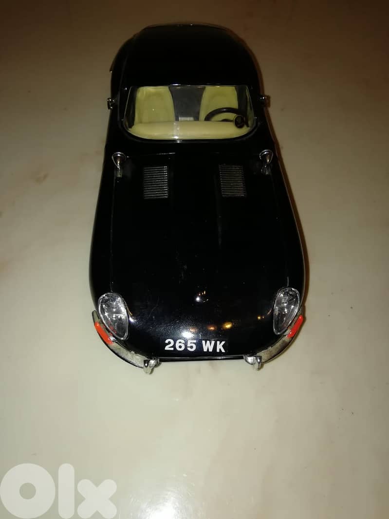 Jaguar E 1961 scale 1/18 diecast by Burago made in Italy 1