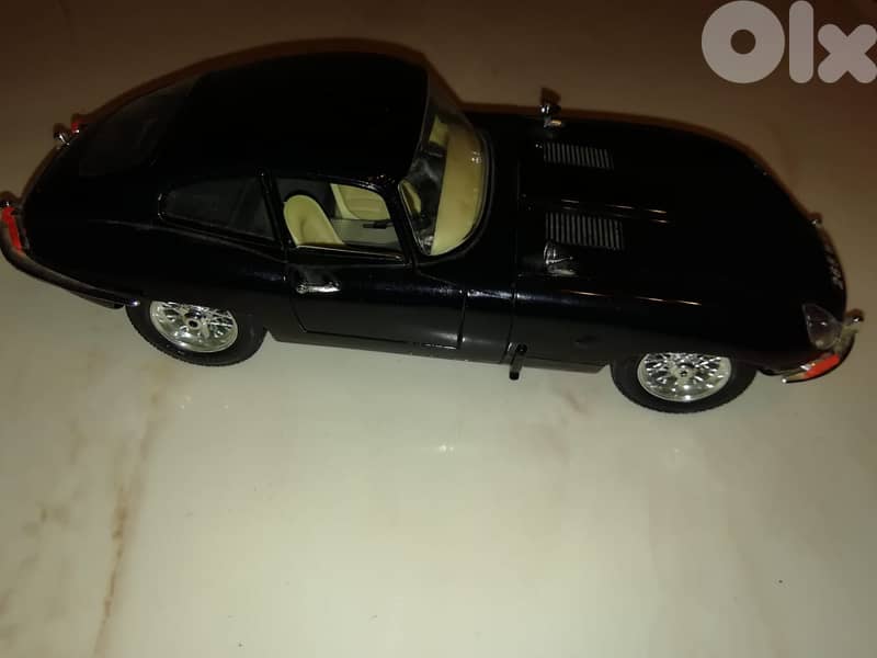 Jaguar E 1961 scale 1/18 diecast by Burago made in Italy 2