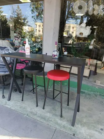 Bar with chairs. بار مع كرستين