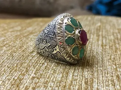 Emerald, ruby ​​and silver ring Weight 23 grams خاتم زمرد و الياقوت