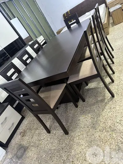 طاولة مع 8 كراسي شبه جديدة