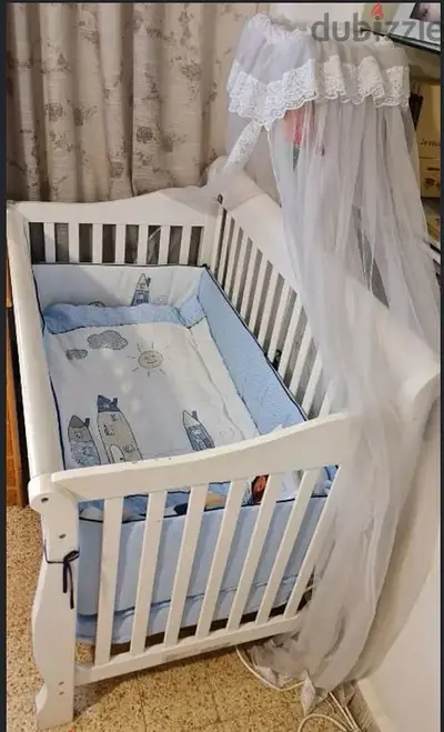 Wood baby Bed+mattress تخت خشب حالة جيدة جداً مع فرشة