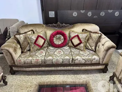 طقم كنبايات مودرن حفر خشب زان اربع قطع وطاولة