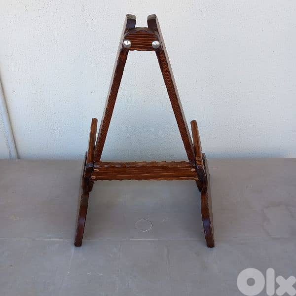 Stand in Wood for Guitars and Oud 1