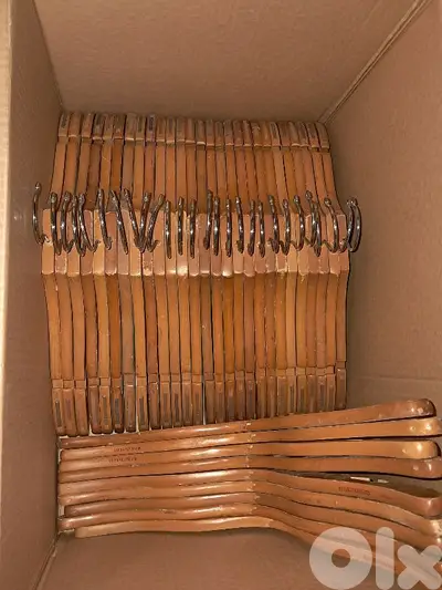 تعاليق خشب كتير ثقيلة ومرتبة