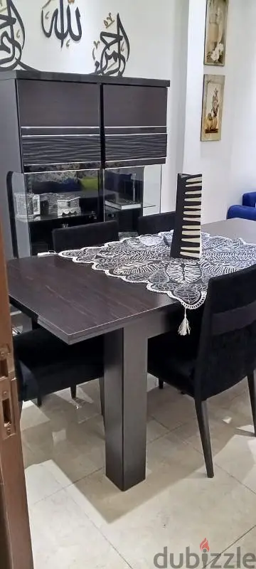 سفرة ٦ كراسي من istikbal شبه جديده مع خزانه عرض