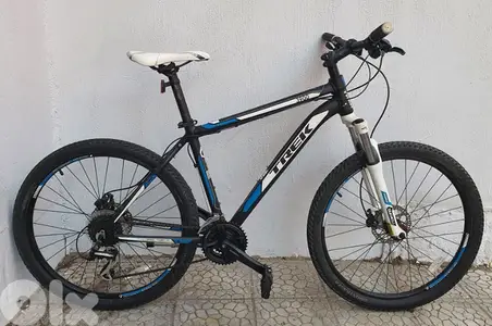 Trek 3900 Size M/L 3x8 speed hydraulic disc brakes Lockout suspension