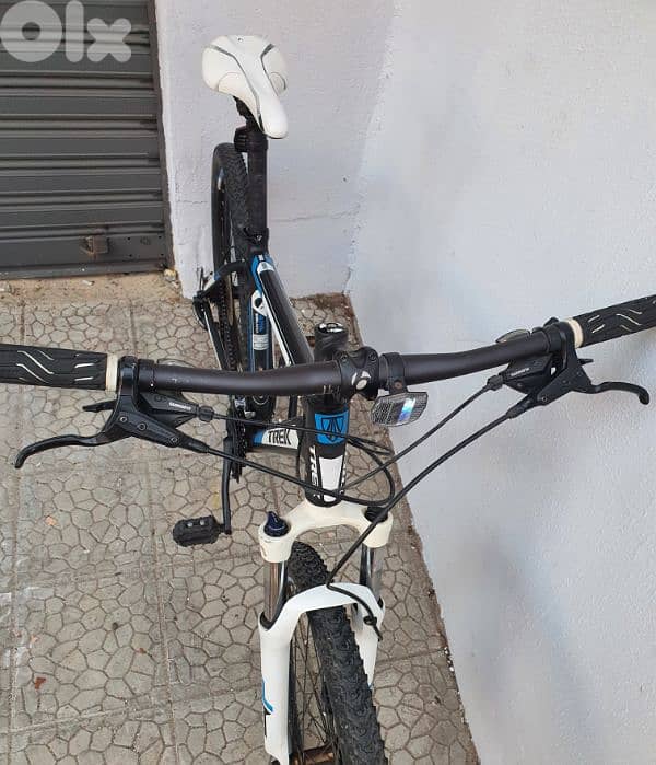Trek 3900 Size M/L 3x8 speed hydraulic disc brakes Lockout suspension 2