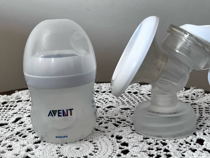 Avent Feeding bottles and Manual pump 1