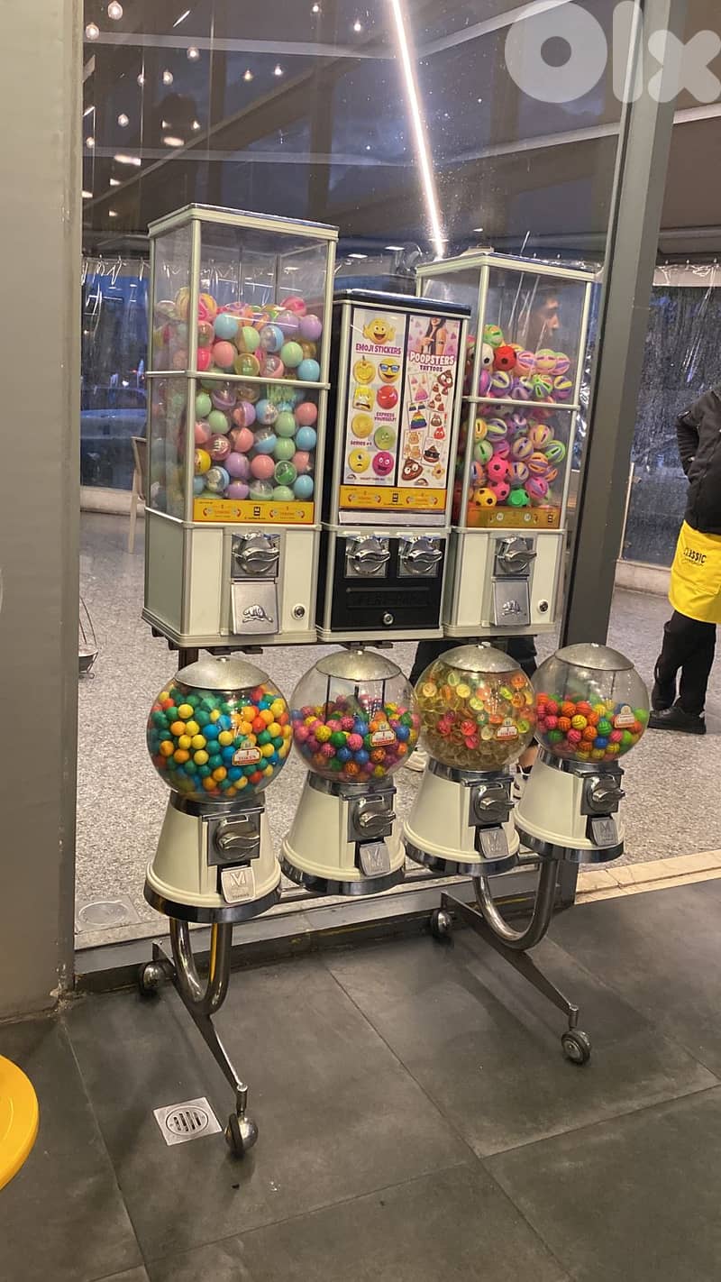 The Combo Stand Vending Machine - Coin Operated (Refurbished) 4