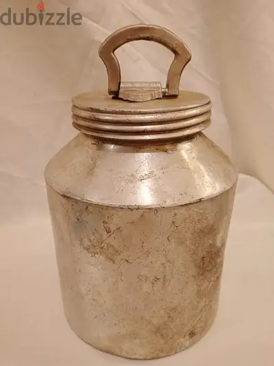 عبوة أو سطل قديم للسمن
