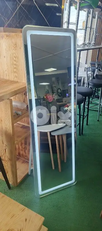 مراية مع إضاءة.  Mirror with lighting