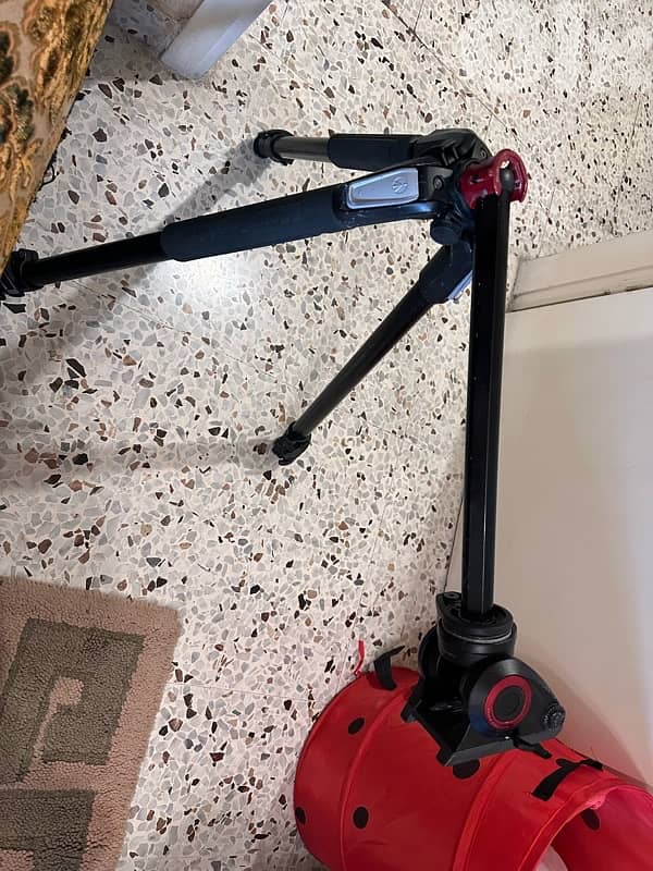 Manfrotto Tripod & Fluid head 1