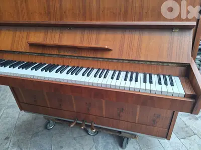 piano بيانو فرنسي خارق النظافة للعذف والتدريب ممتاز جدا ٣ عدسات جديد