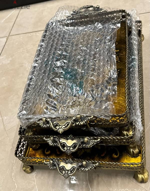 antiques & collectibles set  ،إبريق،  أنتيك ، صواني، تخت، طاولة، فضّة 9