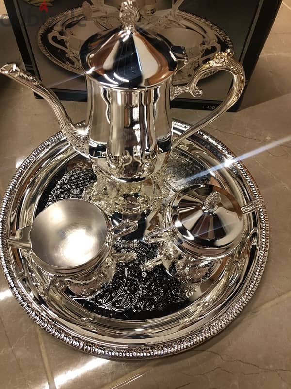 antiques & collectibles set  ،إبريق،  أنتيك ، صواني، تخت، طاولة، فضّة 15