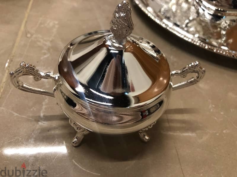 antiques & collectibles set  ،إبريق،  أنتيك ، صواني، تخت، طاولة، فضّة 18