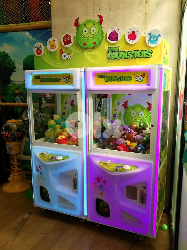 MINI MONSTERS - Twin Cabinet Claw Machine (Refurbished) 1