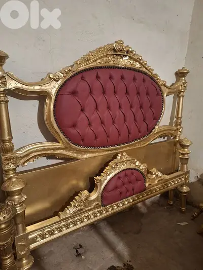 سرير  خشب زين حفر ناعم تلبيس ورق الذهب مع تنجيد كابيتون
