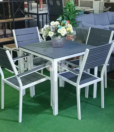 طاولة مع اربع كراسي Outdoor table