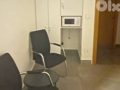 L17463 - Office For Sale in a Business building in Spears, Ras Beirut