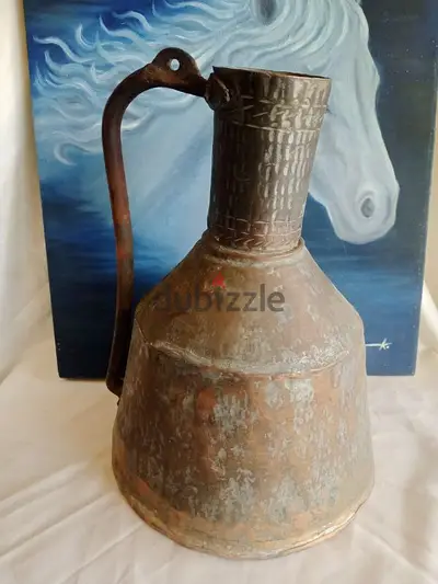 إبريق نحاس أحمر قديم