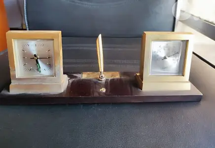 Desk clock pen stand