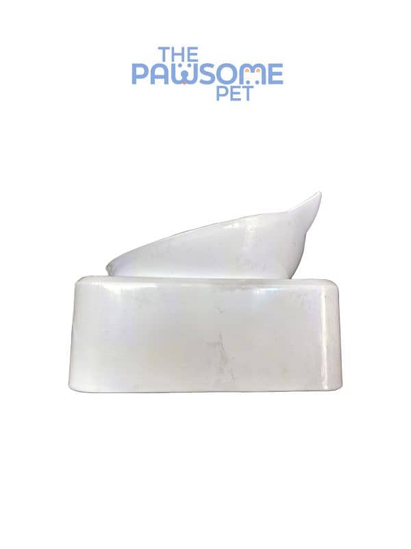 Pawsome's cat feeder with tilted bowl 2