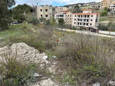 828 m land in Ain Jdideh تقع على شارعين
