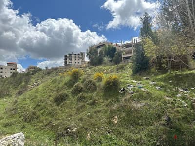 828 m land in Ain Jdideh تقع على شارعين