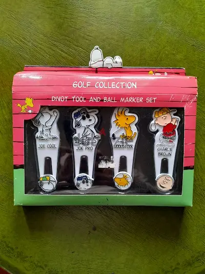 Vintage GOLF SNOOPY SET 4 divot tools and 4 markers