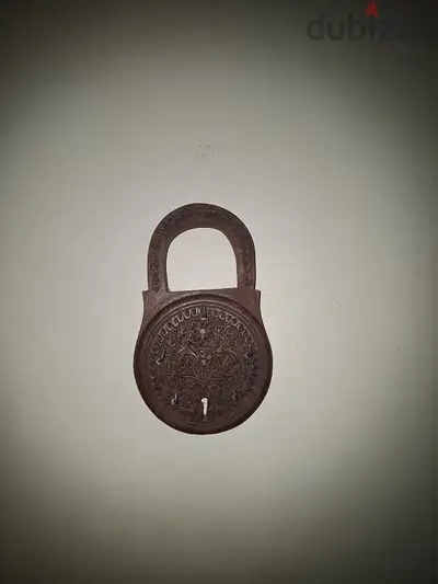 Unique key holder