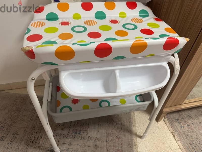 changing table and bath tub 0