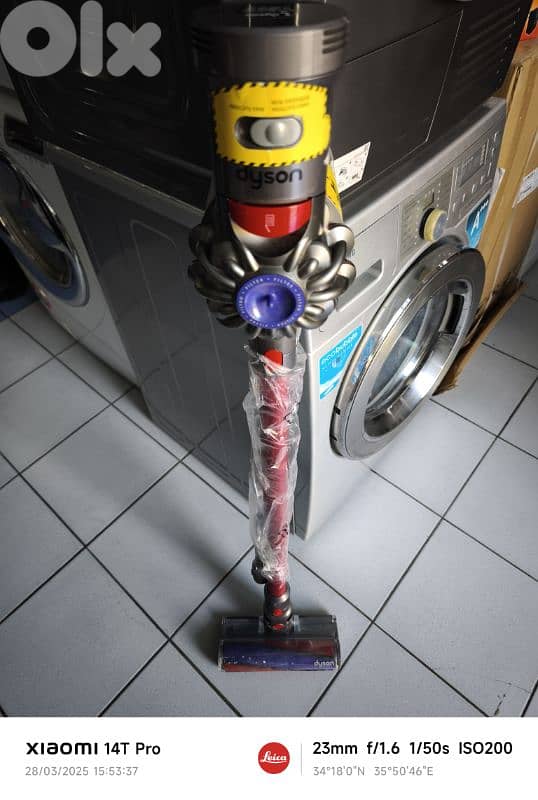 Dyson V8 refurbished 0