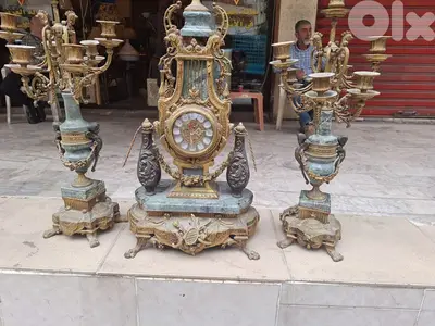 غروب ساعة مع شمعدان عدد٢ برونز مع رخام مميز سعر لقطة