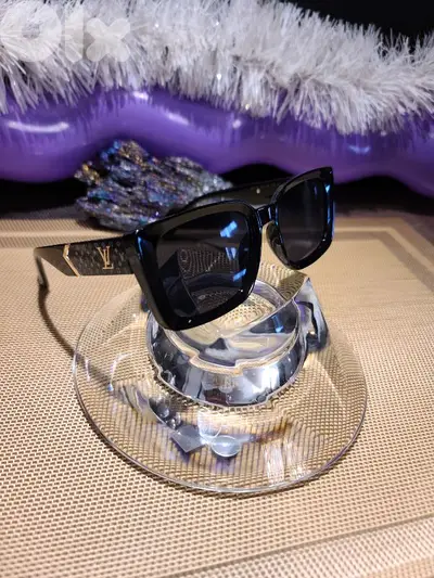 Louis Vuitton luxurious Black sunglasses for Women