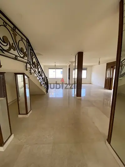 Atypique duplex island style with terraces and balconies street style